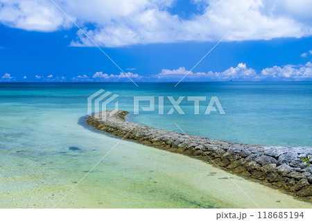 沖縄　海岸　空 118685194