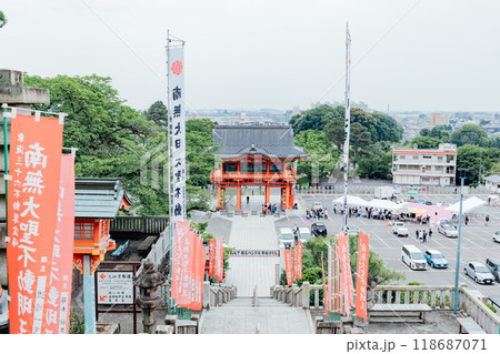 ＜犬山市＞成田山大聖寺　階段から見下ろした明王門と犬山の町の景色 118687071