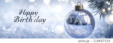 Happy Birthday　白いクリスマスツリーとゴールドの背景 118687328