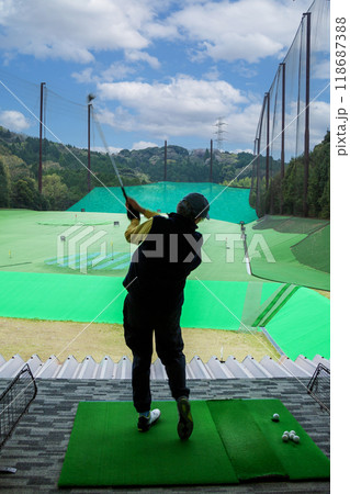 山の中のゴルフ練習場でスイングをするシニア男性 山の中のゴルフ練習場でスイングをするシニア男性 118687388