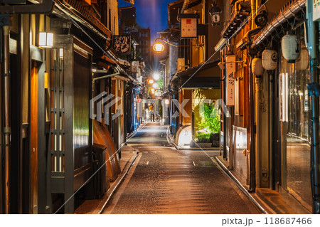 京都　夜の先斗町 118687466