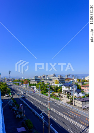 秋晴れに映えるビルの屋上から観える都市景観　(佐賀市) 118688136