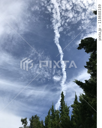 青空に浮かぶ一本に伸びる白い雲 118688189