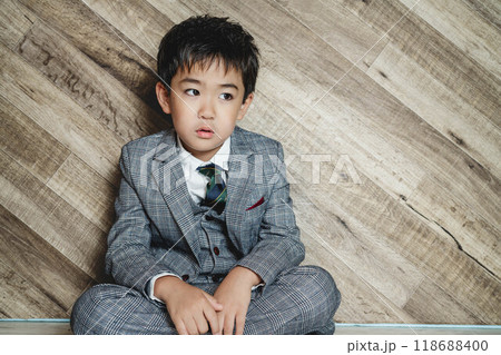 スーツ姿で座っている5歳児 118688400