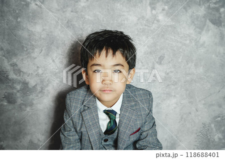 スーツ姿で座っている5歳児 スーツ姿で座っている5歳児 118688401