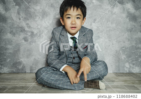 スーツ姿で座っている5歳児 スーツ姿で座っている5歳児 118688402