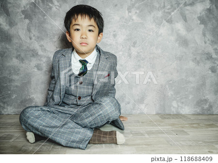 スーツ姿で座っている5歳児 スーツ姿で座っている5歳児 118688409