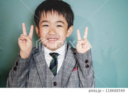 嬉しそうな顔をする6歳児 118688540