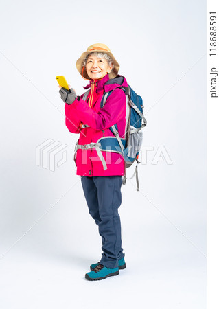 スマホを使う登山服を着たシニア女性の全身写真 118688591