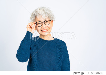 メガネをかけたシニア女性 118688605