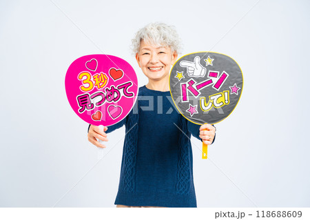 推し活うちわを持つシニア女性 118688609