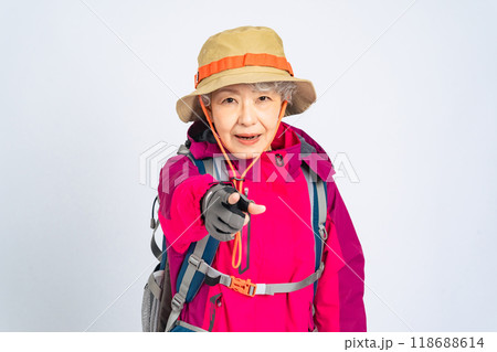 注意する登山服のシニア女性 118688614