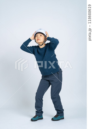 ヘルメットで頭を守るシニア女性の全身写真 118688619