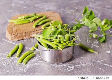 Green peas in metal bowl 118688746