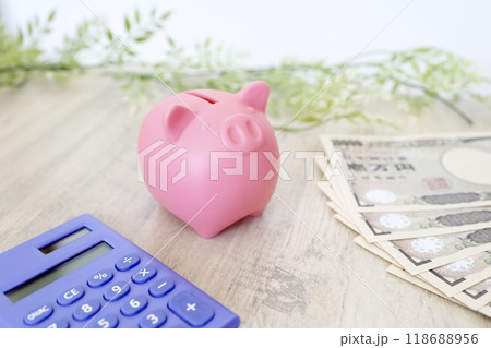 豚の貯金箱と電卓と日本紙幣 豚の貯金箱と電卓と日本紙幣 118688956