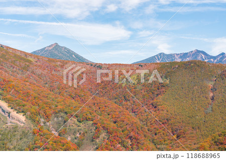 背景素材　鮮やかな紅葉した山々 118688965