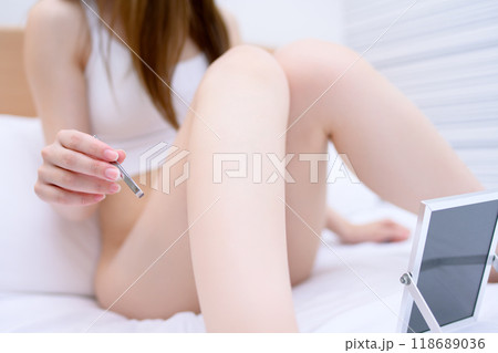 VIOデリケートゾーン股間のセルフケアをする若い女性　鏡を見ながらピンセットで毛抜き　 118689036