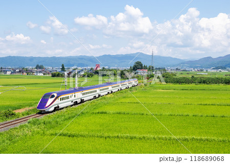 【山形線】田園風景を走行するミニ新幹線 118689068