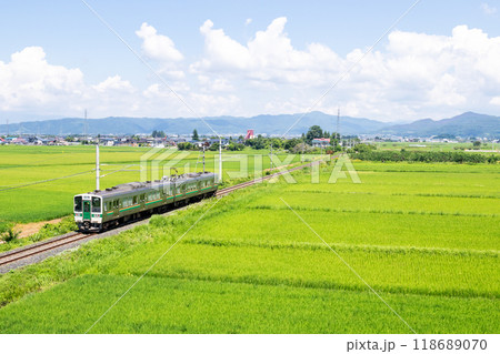 【山形線】田園風景を走行する各駅停車の列車 118689070