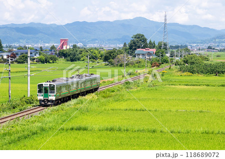 【山形線】田園風景を走行する各駅停車の列車 118689072