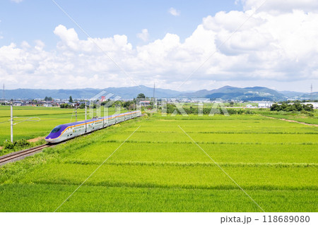 【山形線】田園風景を走行するミニ新幹線 118689080