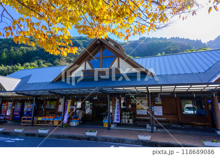 秋晴れ光芒に映える　道の駅厳木 「風のふるさと館」(佐賀県唐津市) 118689086