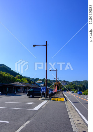 秋晴れ光芒に映える　道の駅厳木 「風のふるさと館」(佐賀県唐津市) 118689088