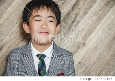 ジャケットを着る男の子 ジャケットを着る男の子 118689187