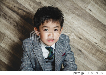 ジャケットを着る男の子 118689197