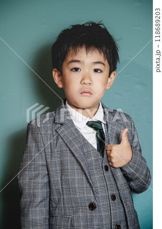 ジャケットを着る男の子 ジャケットを着る男の子 118689203