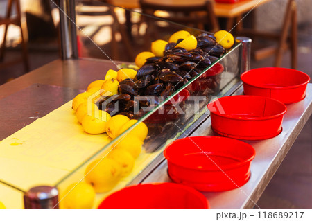 mussels and lemons at street food corner mussels and lemons at street food corner 118689217