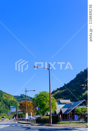 秋晴れ光芒に映える 道の駅厳木 「風のふるさと館」(佐賀県唐津市) 秋晴れ光芒に映える 道の駅厳木 「風のふるさと館」(佐賀県唐津市) 118689236