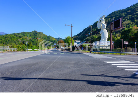 秋晴れ光芒に映える厳木町の名物巨大像「佐用姫像」　道の駅厳木 「風のふるさと館」(佐賀県唐津市) 118689345