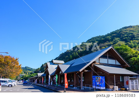 秋晴れ光芒に映える　道の駅厳木 「風のふるさと館」(佐賀県唐津市) 118689383