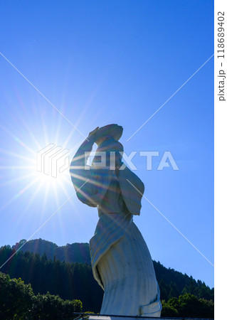 秋晴れ光芒に映える厳木町の名物巨大像「佐用姫像」　道の駅厳木 「風のふるさと館」(佐賀県唐津市) 118689402