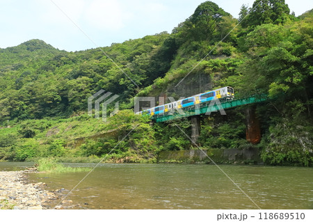 水郡線「久慈川沿いを走る列車」奥久慈清流ライン 118689510