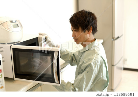 電子レンジを確認する作業員の男性 118689591
