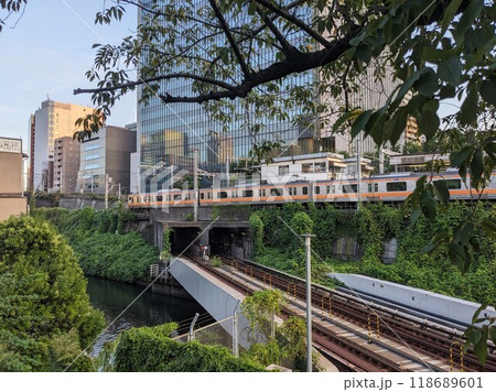 御茶ノ水駅付近のJR中央快速線、中央総武線各駅停車、東京メトロ丸ノ内線の立体的な交差部 118689601