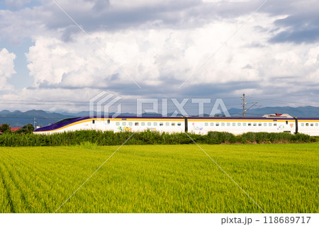 【山形線】田園風景を走行するミニ新幹線 【山形線】田園風景を走行するミニ新幹線 118689717