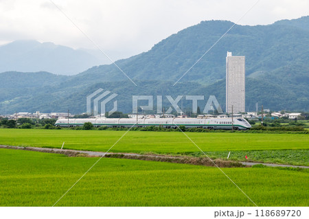 【山形線】田園風景を走行するミニ新幹線 118689720