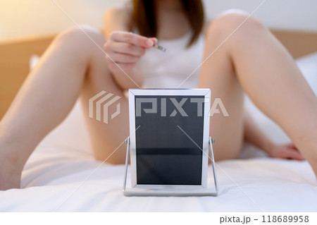 VIOデリケートゾーン股間のセルフケアをする若い女性　鏡を見ながらピンセットで毛抜き　 118689958