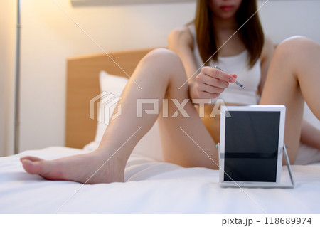 VIOデリケートゾーン股間のセルフケアをする若い女性 鏡を見ながらピンセットで毛抜き VIOデリケートゾーン股間のセルフケアをする若い女性 鏡を見ながらピンセットで毛抜き 118689974