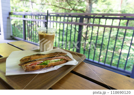 カフェラテとホットサンド 118690120