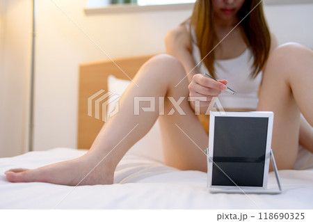 VIOデリケートゾーン股間のセルフケアをする若い女性　鏡を見ながらピンセットで毛抜き　リアルカラー 118690325