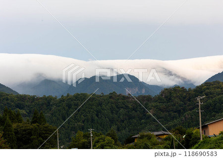 流れ落ちる滝雲　長野県須坂市 118690583