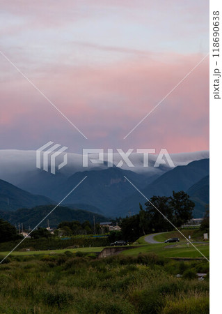 流れ落ちる滝雲と背景の夕焼雲 長野県須坂市 流れ落ちる滝雲と背景の夕焼雲 長野県須坂市 118690638