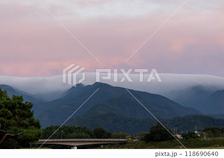 流れ落ちる滝雲と背景の夕焼雲 長野県須坂市 流れ落ちる滝雲と背景の夕焼雲 長野県須坂市 118690640