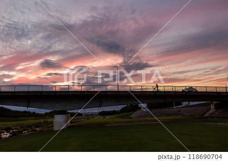 百々川緑地から見る夕焼け 長野県須坂市 百々川緑地から見る夕焼け 長野県須坂市 118690704