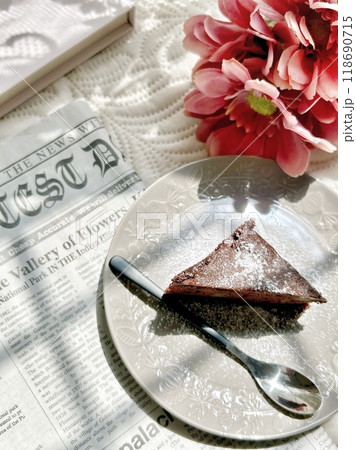 チョコケーキでティータイムを楽しむ チョコケーキでティータイムを楽しむ 118690715