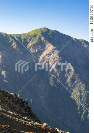 初夏の南アルプス小河内岳登山 烏帽子岳から見る小河内岳の山頂 初夏の南アルプス小河内岳登山 烏帽子岳から見る小河内岳の山頂 118690716